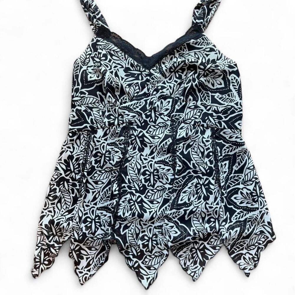 Fairycore babydoll Black & white floral print tank top with belt and a flowy fit - Picture 4 of 7